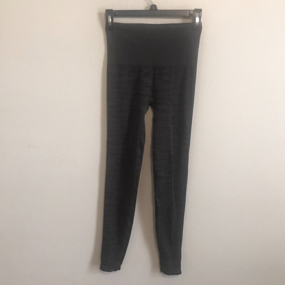 Love Your ASSETS Spanx Black Camo Leggings Size Medium - Picture 2 of 5